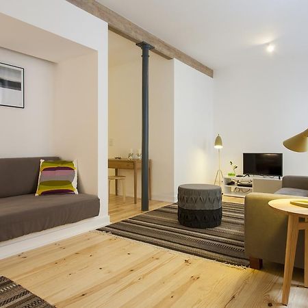 Joivy Cosy 1-Bed Flat With Workspace In Santa Catarina, Moments From Luis De Camoes Sq Lisboa 客房 照片