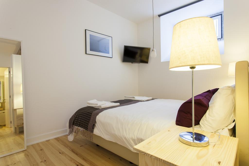 Joivy Cosy 1-Bed Flat With Workspace In Santa Catarina, Moments From Luis De Camoes Sq Lisboa 客房 照片