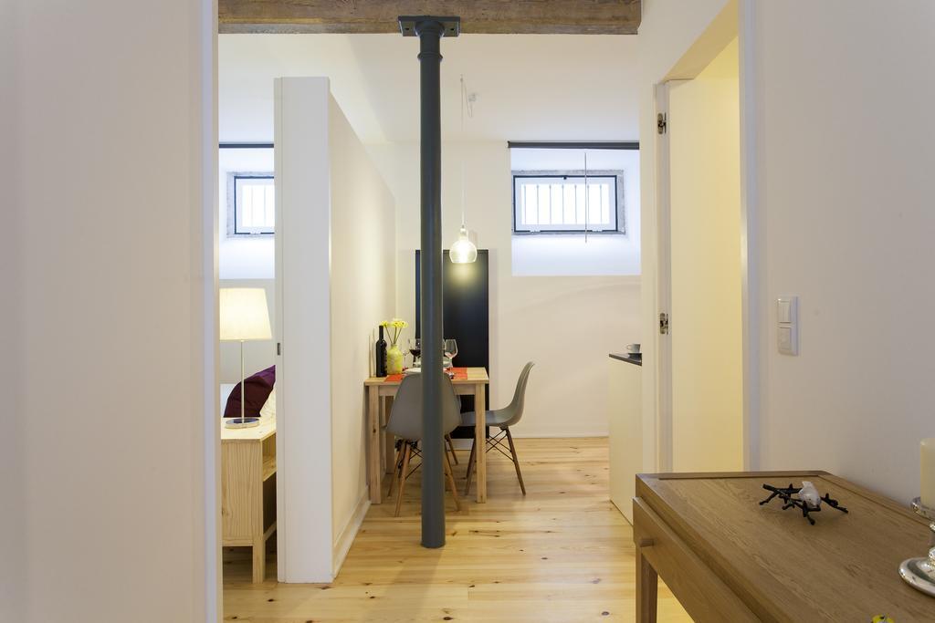 Joivy Cosy 1-Bed Flat With Workspace In Santa Catarina, Moments From Luis De Camoes Sq Lisboa 客房 照片