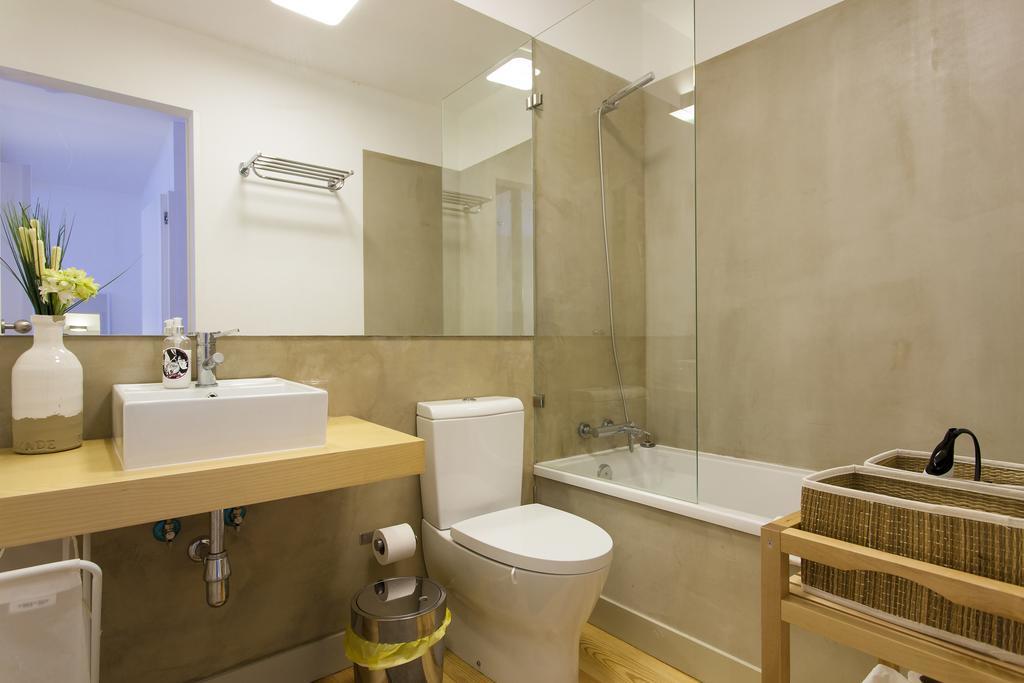 Joivy Cosy 1-Bed Flat With Workspace In Santa Catarina, Moments From Luis De Camoes Sq Lisboa 客房 照片