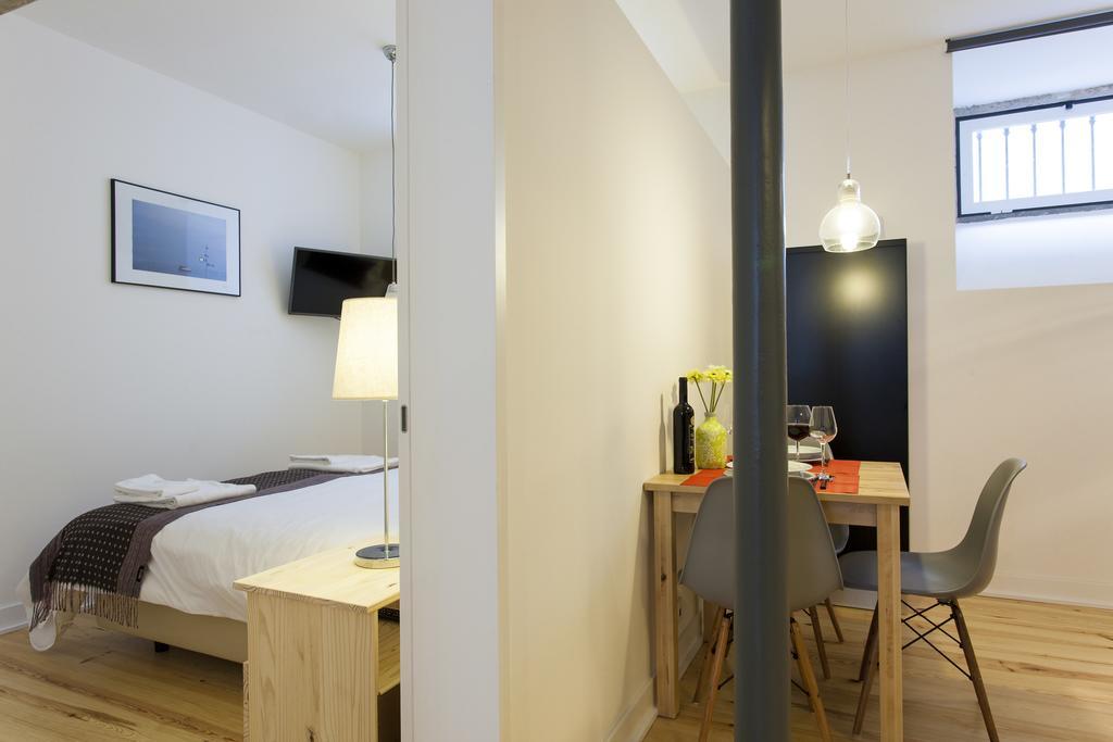 Joivy Cosy 1-Bed Flat With Workspace In Santa Catarina, Moments From Luis De Camoes Sq Lisboa 客房 照片