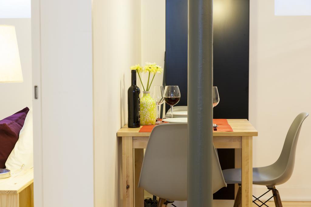 Joivy Cosy 1-Bed Flat With Workspace In Santa Catarina, Moments From Luis De Camoes Sq Lisboa 客房 照片